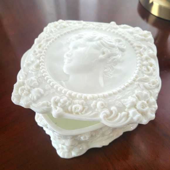 Frosteria Cameo Milk Glass Trinket Box - Picture 3 of 3